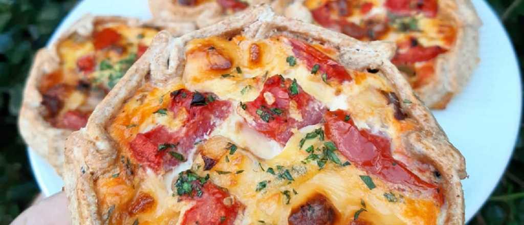 En minutos y econ&oacute;micas: mini tartas de queso, albahaca y tomate