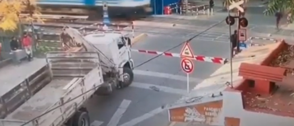 Video: un hombre cruzó las vías sin mirar y fue arrollado por el tren