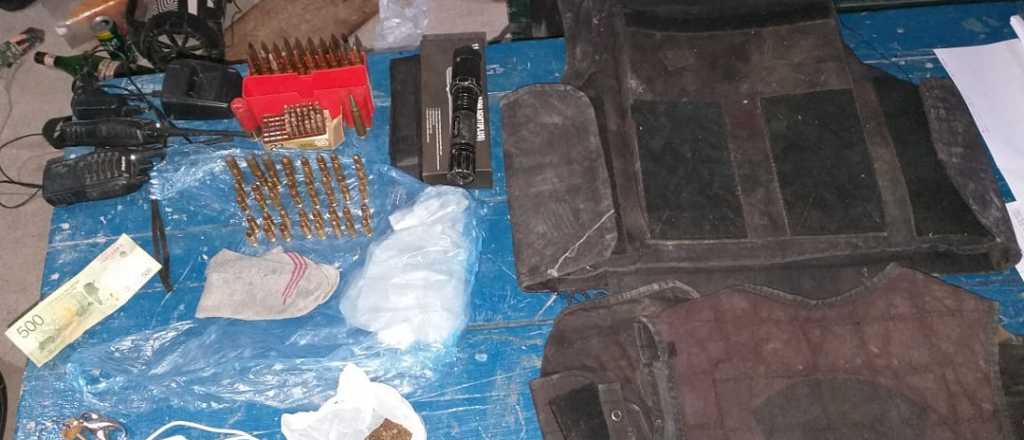 Dos detenidos con armas y equipos para explosivos en Godoy Cruz