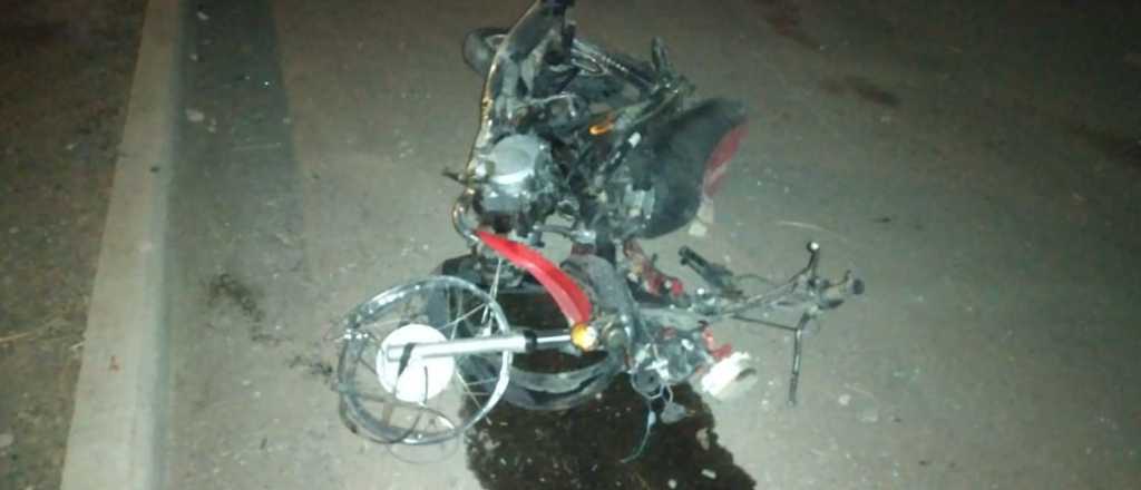 Tres muertos en Godoy Cruz al chocar una moto y un auto