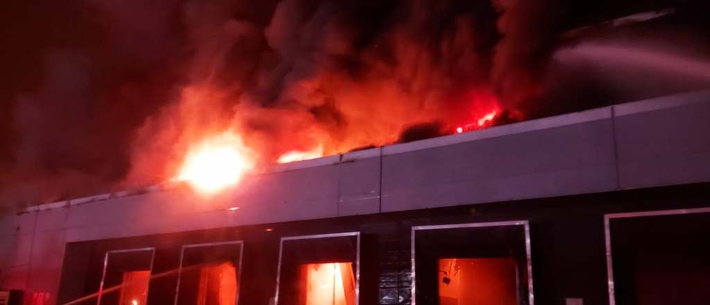 M&aacute;s de 9 horas de fuego en un dep&oacute;sito de cart&oacute;n