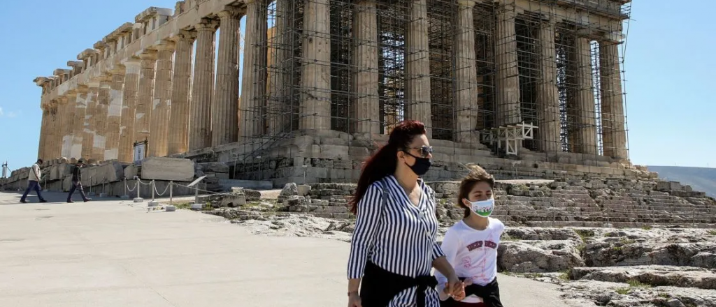 Grecia ya recibe a turistas vacunados contra el covid