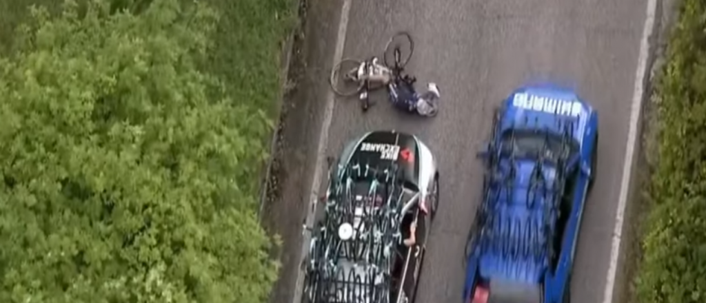 Un auto de apoyo atropelló a un ciclista en el Giro de Italia