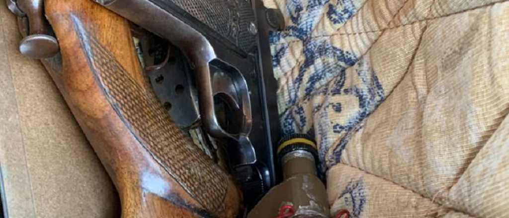 Chocó alcoholizado y descubrieron un arsenal de armas en su baúl