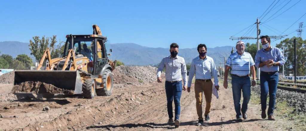 La sucesi&oacute;n de 3 intendentes llega con casco y topadoras