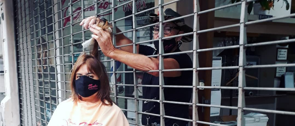 Un peluquero rosarino se hizo viral por atender en modo "take away"