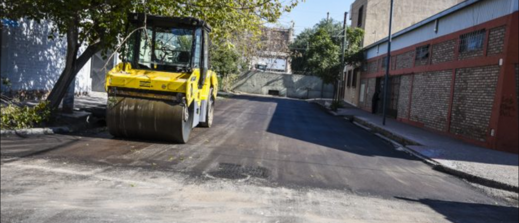 Así se renueva el asfalto en calle Güiraldes de Guaymallén
