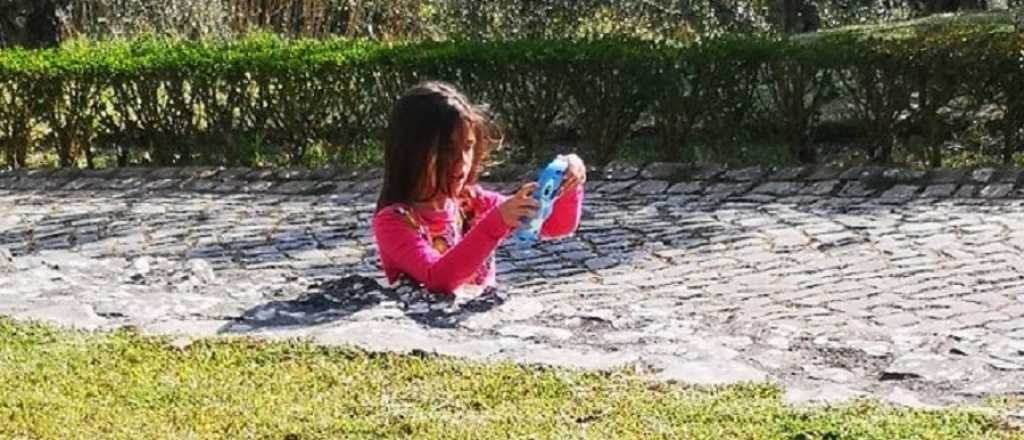 Reto visual: locura por la foto de la ni&ntilde;a enterrada en el suelo