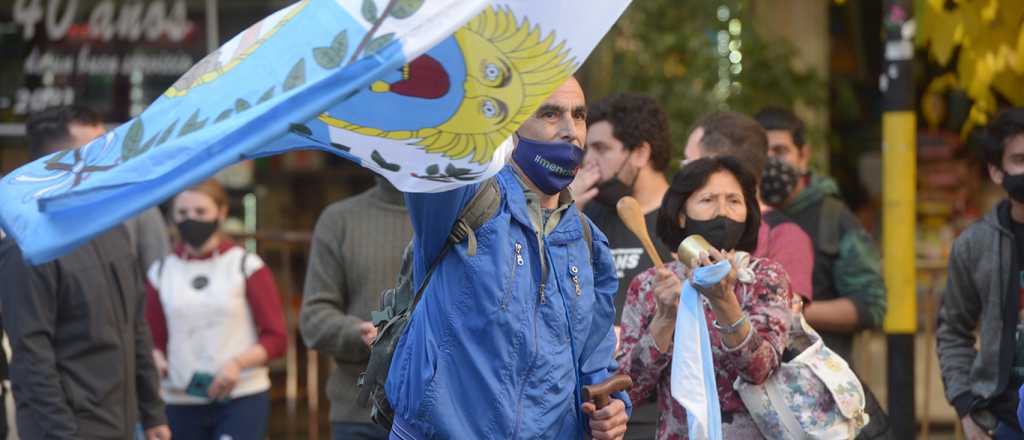 Marcha "light" en Mendoza contra el confinamiento