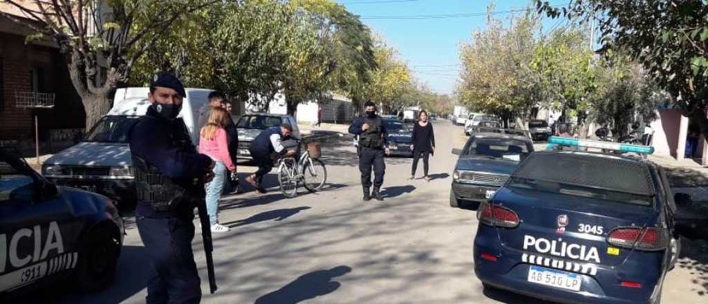 Vestidos de policías, robaron armas y 10.000 dólares en Las Heras
