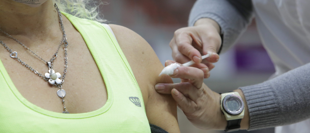 Advierten sobre un nuevo efecto adverso de la vacuna AstraZeneca