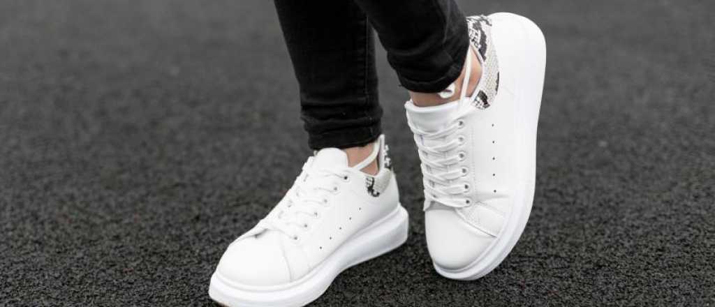 C&oacute;mo agrandar zapatillas en casa