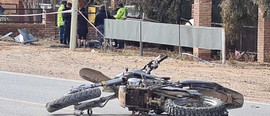 Un joven en moto chocó contra un poste y falleció, en San Rafael
