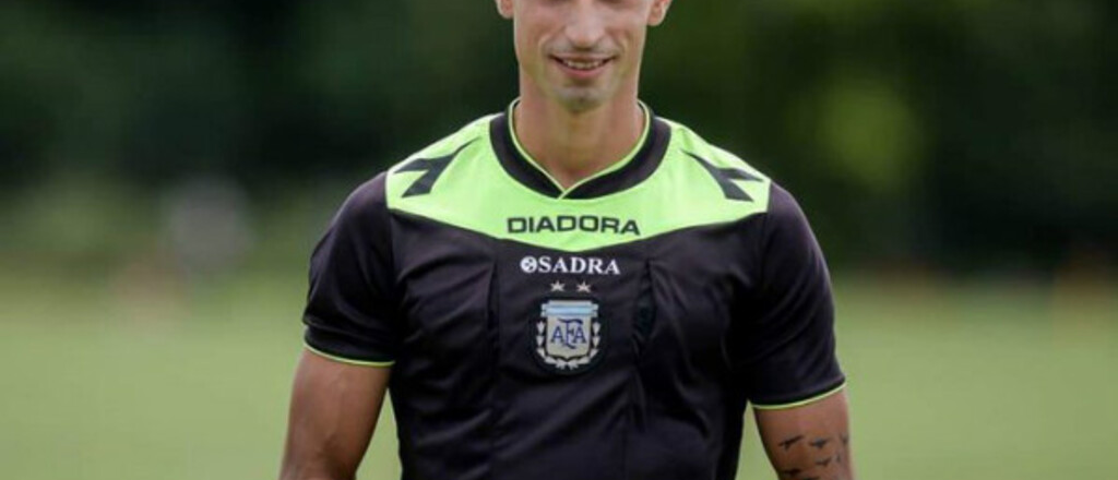 Escracharon a un &aacute;rbitro por darle patas a la perrita de su novia