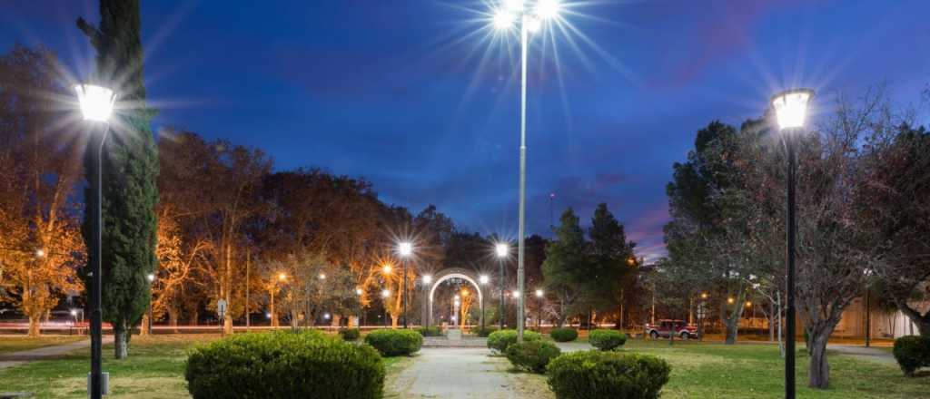 La Plaza Italia de San Rafael luci&oacute; sus nuevas luces LED