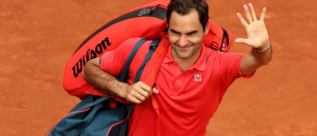 Federer transpiró más de la cuenta, pero se metió en octavos de Roland Garros