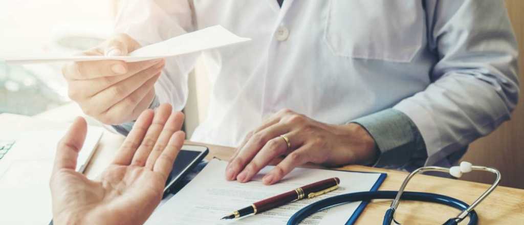 Echaron a un m&eacute;dico al que le negaron la licencia y no fue m&aacute;s a trabajar