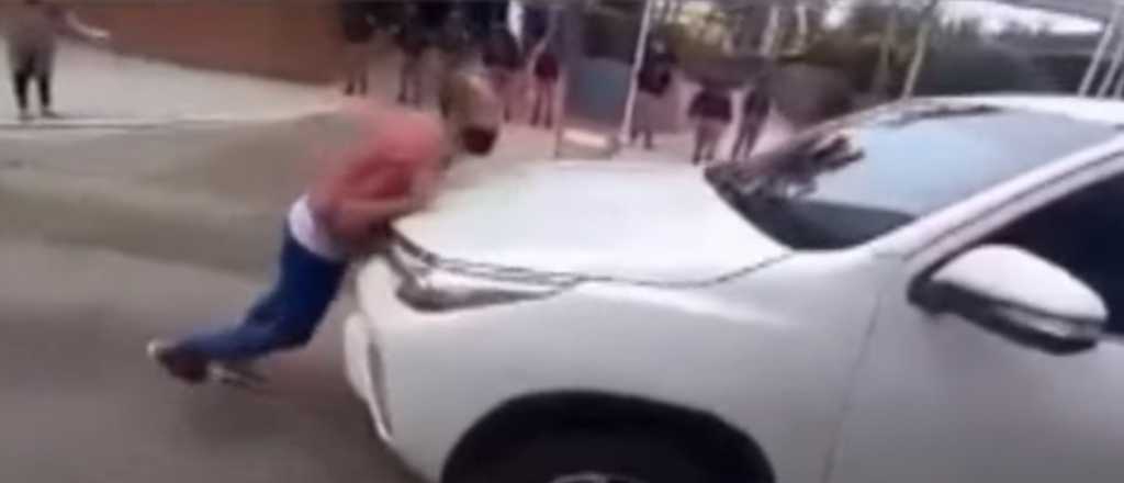 Video: ministro arrastró a un manifestante con su camioneta