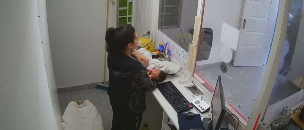 Video: le apuntaron en la cabeza mientras amamantaba a su bebé