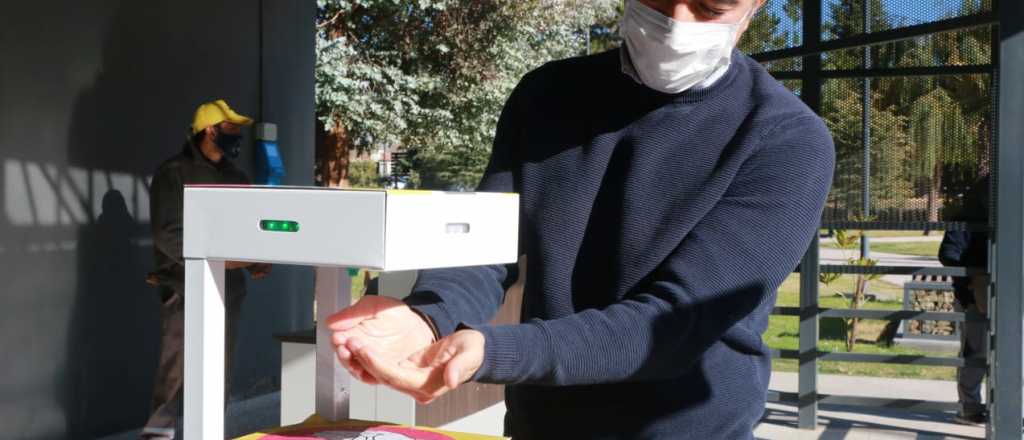 Luján de Cuyo presentó 100 nuevos sanitizantes automáticos