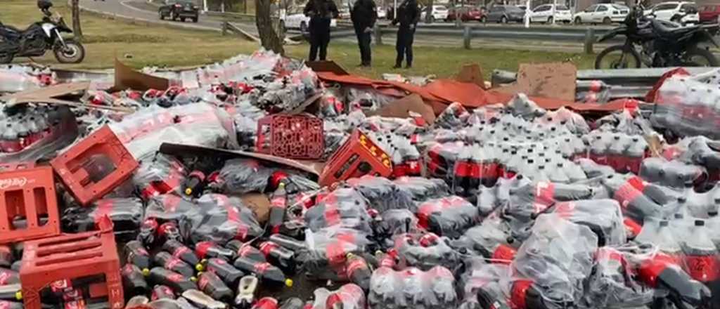 Video: volcó un camión en el Acceso Este cargado con Coca~Cola