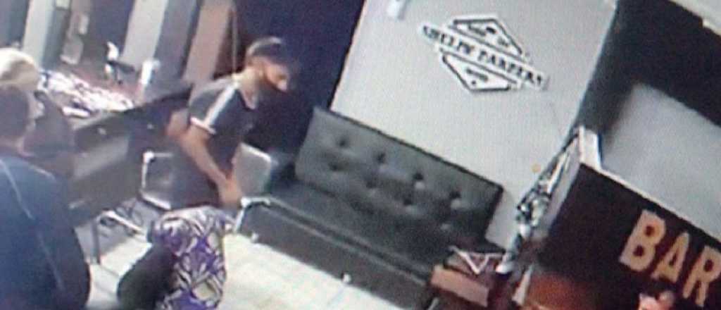 Videos: robaron a empleados y clientes en una barbería de Villa Nueva
