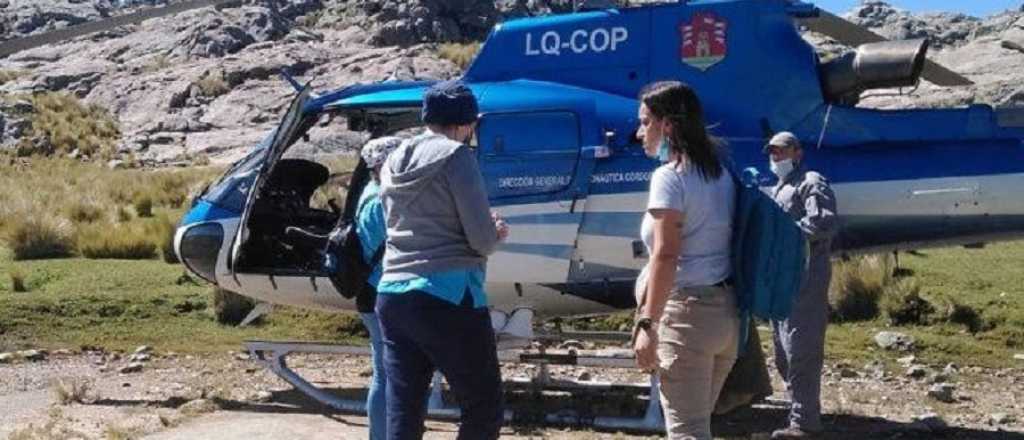 Viajó en helicóptero para colocar vacunas en el cerro más alto de Córdoba