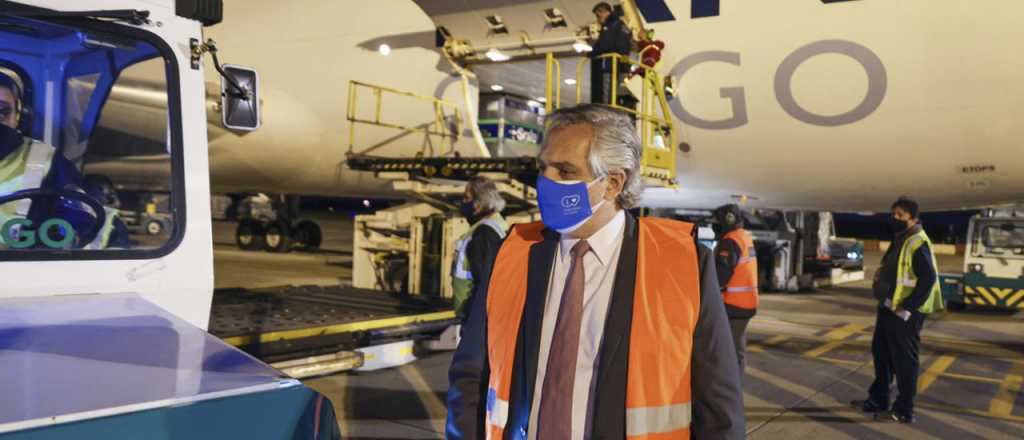 En Ezeiza, el Presidente recibi&oacute; casi 1 mill&oacute;n de vacunas AstraZeneca