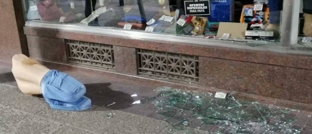 Destrozaron la vidriera de una tienda del Centro para robar prendas