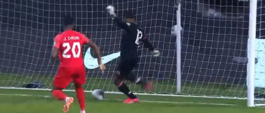 Video: el ins&oacute;lito doble blooper del arquero de Hait&iacute;