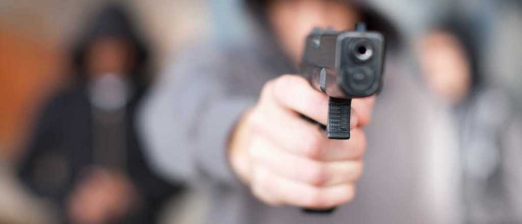 Iban a comprar una Play y les robaron hasta el auto en Guaymallén