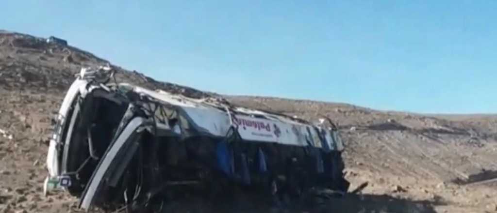 Un colectivo cayó al vacío en Perú y murieron 27 personas