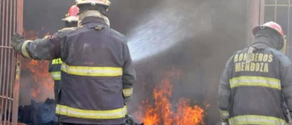 Una casa se incendió en Rivadavia y hay dos heridos