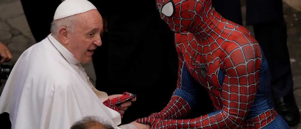 Francisco recibió al "hombre araña solidario" que le regaló una máscara