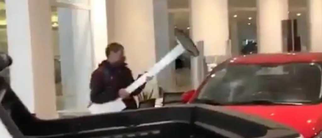 Video: un hombre destroz&oacute; dos autos en una concesionaria