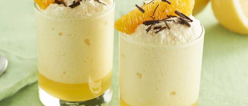 C&oacute;mo hacer un mousse de lim&oacute;n con gajos de naranja