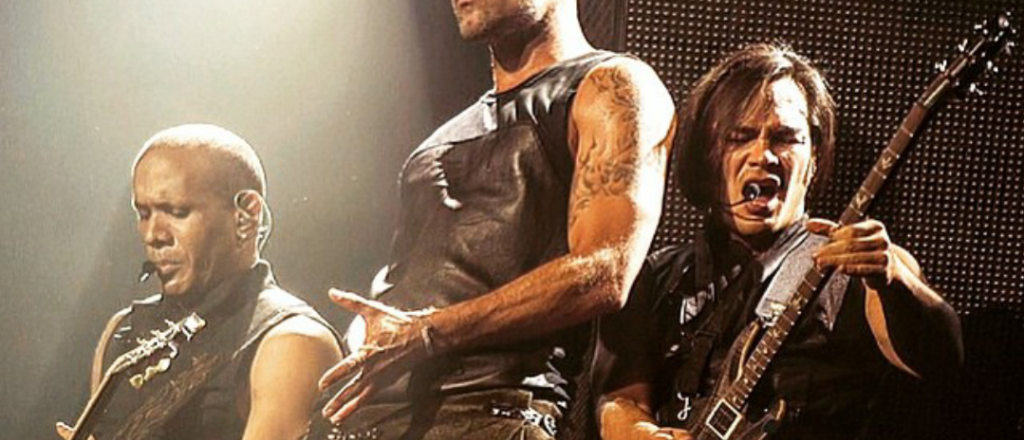 Pol&eacute;mica: Ricky Martin apareci&oacute; bailando con falda durante un show