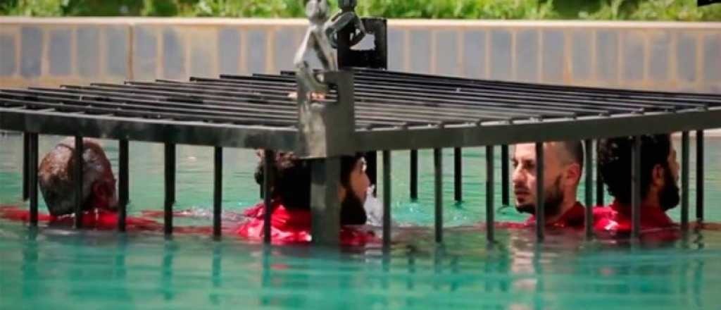 Video: Estado Islámico ahoga y hace explotar prisioneros