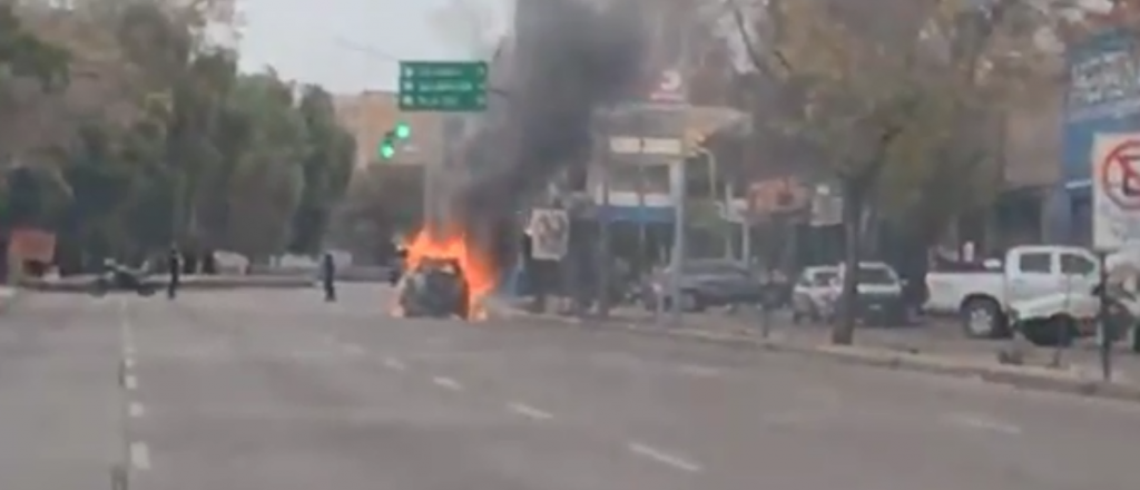 Video: se incendió una camioneta en medio de la Costanera