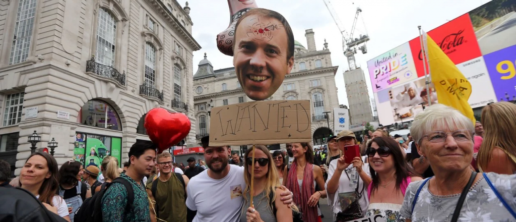 Escracharon al ministro de Salud brit&aacute;nico con su amante y renunci&oacute;