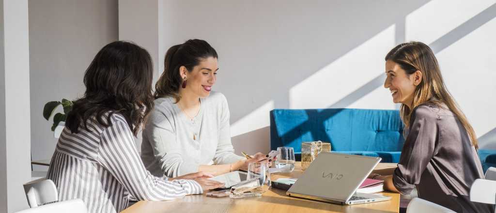 Qu&eacute; es el womentoring y c&oacute;mo ayuda a romper el "techo de cristal"
