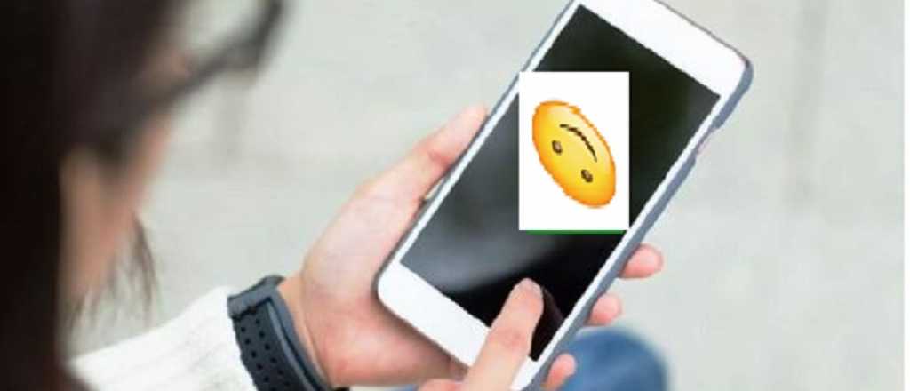 Qué significa el emoji de la carita al revés en WhatsApp 