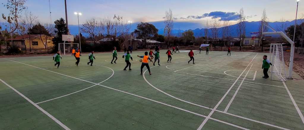 Luján inauguró el primer Playón Deportivo de Las Compuertas