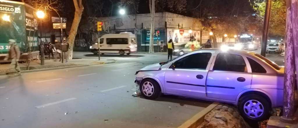 Cuatro heridos al chocar un micro y un auto en pleno Centro