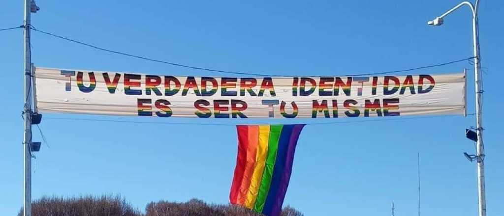Enojo en Alvear con la Municipalidad por poner una bandera LGTB+