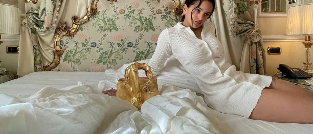 Rosal&iacute;a mostr&oacute; su curioso bolso con forma de pene