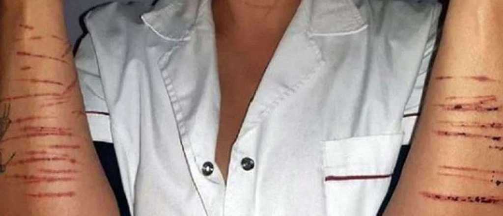 Frenó en un semáforo y un hombre se subió a su auto para violarla