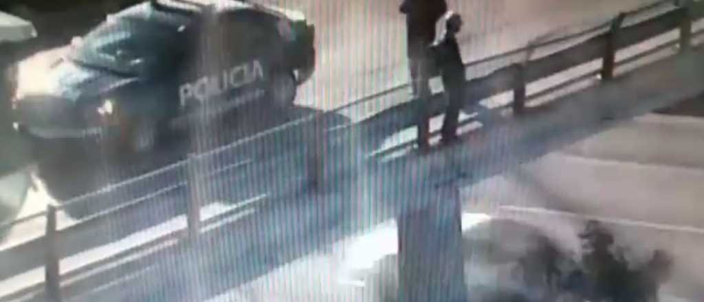 Polic&iacute;as evitaron un suicidio en el puente del C&oacute;ndor en Guaymall&eacute;n 