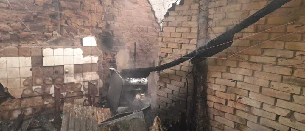 Incendio intencional en Maipú: dos niñas internadas y dos hombres quemados