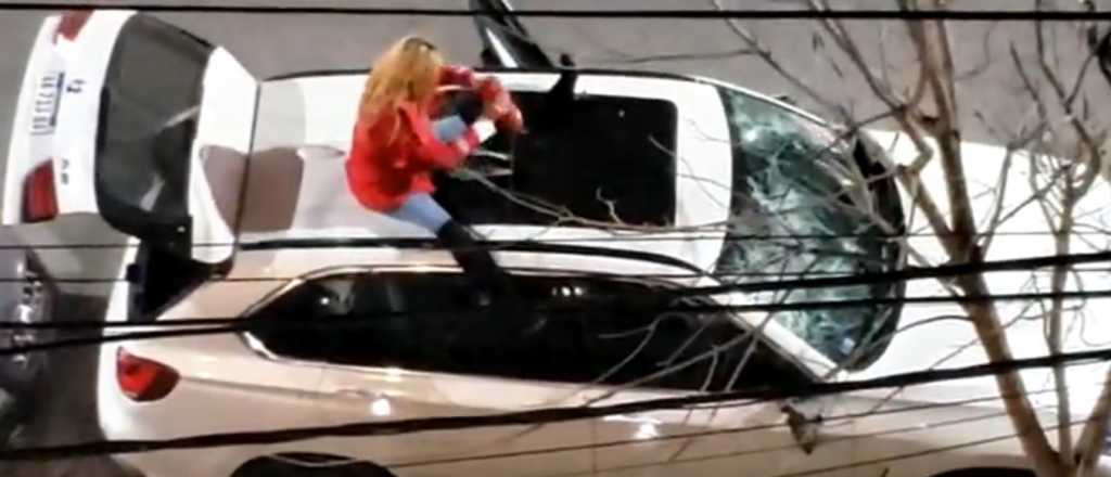 Video: mujer destrozó la camioneta de su amante 